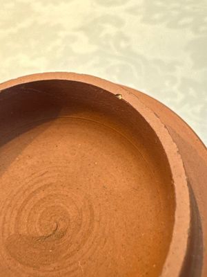 An English 4-piece engine-turned redware tea service, pseudo-Chinese marks, 2nd half 18th C. — foto 42