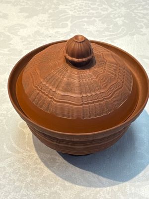 An English 4-piece engine-turned redware tea service, pseudo-Chinese marks, 2nd half 18th C. — foto 44