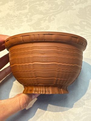 An English 4-piece engine-turned redware tea service, pseudo-Chinese marks, 2nd half 18th C. — foto 45