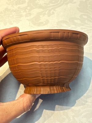 An English 4-piece engine-turned redware tea service, pseudo-Chinese marks, 2nd half 18th C. — foto 46