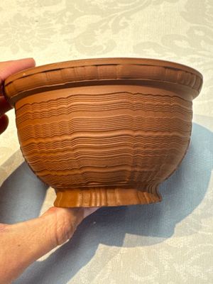 An English 4-piece engine-turned redware tea service, pseudo-Chinese marks, 2nd half 18th C. — foto 47