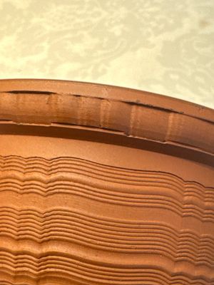 An English 4-piece engine-turned redware tea service, pseudo-Chinese marks, 2nd half 18th C. — foto 50