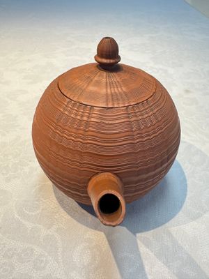 An English 4-piece engine-turned redware tea service, pseudo-Chinese marks, 2nd half 18th C. — foto 5