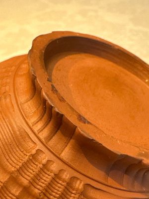 An English 4-piece engine-turned redware tea service, pseudo-Chinese marks, 2nd half 18th C. — foto 54
