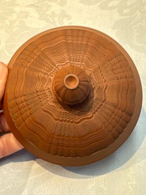 An English 4-piece engine-turned redware tea service, pseudo-Chinese marks, 2nd half 18th C. — foto 58