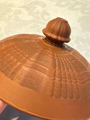 An English 4-piece engine-turned redware tea service, pseudo-Chinese marks, 2nd half 18th C. — foto 59