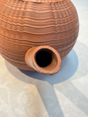 An English 4-piece engine-turned redware tea service, pseudo-Chinese marks, 2nd half 18th C. — foto 6