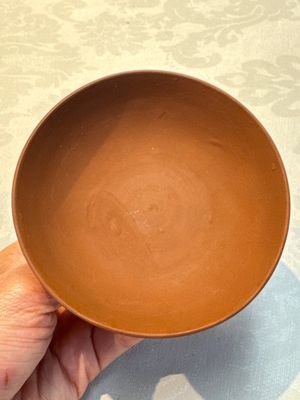 An English 4-piece engine-turned redware tea service, pseudo-Chinese marks, 2nd half 18th C. — foto 61