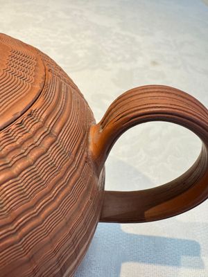 An English 4-piece engine-turned redware tea service, pseudo-Chinese marks, 2nd half 18th C. — foto 10