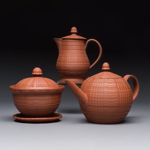 An English 4-piece engine-turned redware tea service, pseudo-Chinese marks, 2nd half 18th C. — foto 1