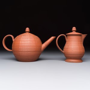 An English 4-piece engine-turned redware tea service, pseudo-Chinese marks, 2nd half 18th C. — foto 12