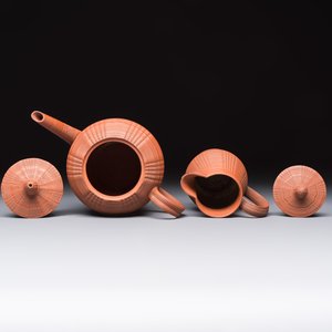 An English 4-piece engine-turned redware tea service, pseudo-Chinese marks, 2nd half 18th C. — foto 14