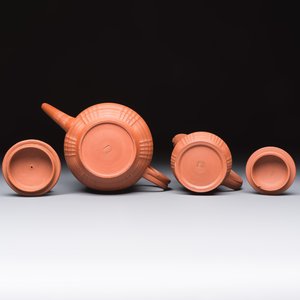 An English 4-piece engine-turned redware tea service, pseudo-Chinese marks, 2nd half 18th C. — foto 15