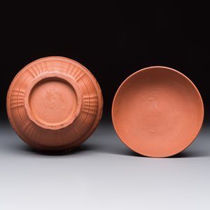 An English 4-piece engine-turned redware tea service, pseudo-Chinese marks, 2nd half 18th C. — foto 7