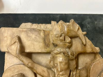 An English alabaster relief of 'The crucifixion', Nottingham, 15th C. — photo 1