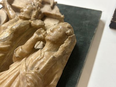 An English alabaster relief of 'The crucifixion', Nottingham, 15th C. — photo 12