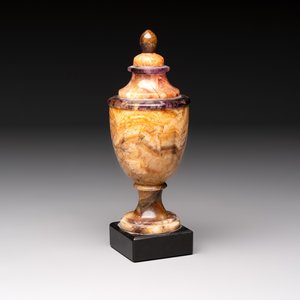 An English Blue John urn on black marble base, ca. 1900 — foto 1