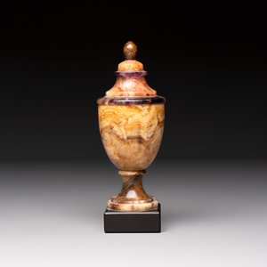 An English Blue John urn on black marble base, ca. 1900 — foto 2