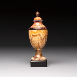 An English Blue John urn on black marble base, ca. 1900 — foto 3