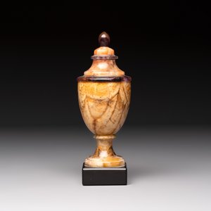 An English Blue John urn on black marble base, ca. 1900 — foto 4