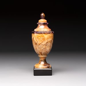 An English Blue John urn on black marble base, ca. 1900 — foto 5