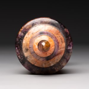 An English Blue John urn on black marble base, ca. 1900 — foto 6