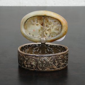 An English silver box with a Chinese mottled jade plaque as cover, 19th C. — photo 12