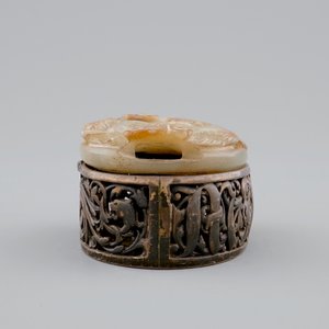 An English silver box with a Chinese mottled jade plaque as cover, 19th C. — photo 4