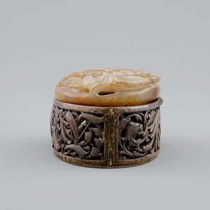 An English silver box with a Chinese mottled jade plaque as cover, 19th C. — photo 6