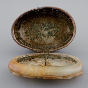 An English silver box with a Chinese mottled jade plaque as cover, 19th C. — photo 8