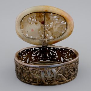 An English silver box with a Chinese mottled jade plaque as cover, 19th C. — photo 9