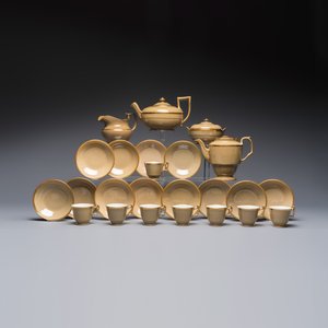 A 24-piece English Spode mocha-ground and gilt coffee and tea service, 19th C. — photo 1