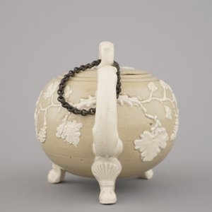 An English stoneware teapot with applied leaves and vines, 18/19th C. — 照片 6