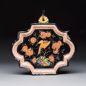 An exceedingly rare polychrome black-ground Dutch Delft plaque with a parrot, 18th C. — 照片 1