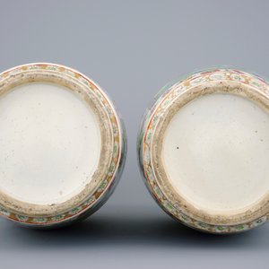 An excellent pair of Chinese Canton famille rose vases with duck handles, 19th C. — photo 6