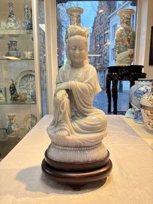 An exceptional and large Chinese carved pale lavender jadeite Guanyin on a wooden stand, Republic — 照片 1
