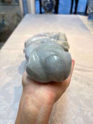 An exceptional and large Chinese carved pale lavender jadeite Guanyin on a wooden stand, Republic — 照片 11