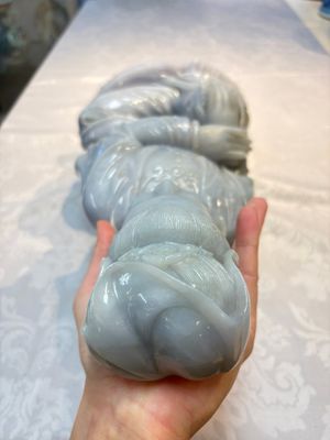 An exceptional and large Chinese carved pale lavender jadeite Guanyin on a wooden stand, Republic — 照片 12