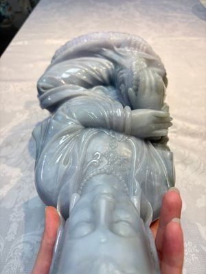 An exceptional and large Chinese carved pale lavender jadeite Guanyin on a wooden stand, Republic — 照片 13