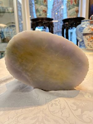 An exceptional and large Chinese carved pale lavender jadeite Guanyin on a wooden stand, Republic — 照片 14