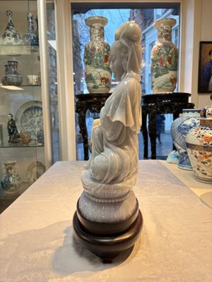 An exceptional and large Chinese carved pale lavender jadeite Guanyin on a wooden stand, Republic — 照片 2