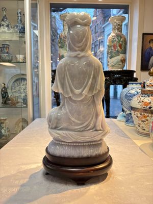 An exceptional and large Chinese carved pale lavender jadeite Guanyin on a wooden stand, Republic — 照片 3