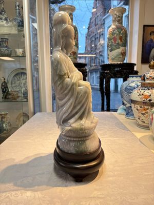 An exceptional and large Chinese carved pale lavender jadeite Guanyin on a wooden stand, Republic — 照片 4