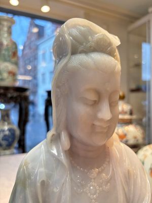 An exceptional and large Chinese carved pale lavender jadeite Guanyin on a wooden stand, Republic — 照片 5