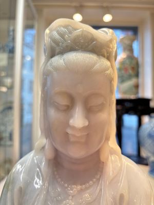 An exceptional and large Chinese carved pale lavender jadeite Guanyin on a wooden stand, Republic — 照片 6