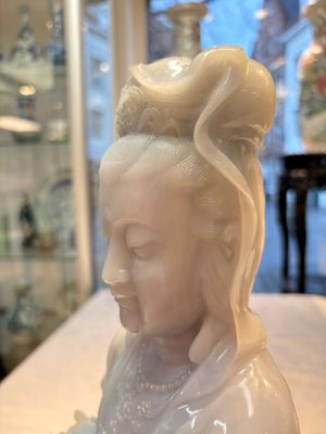 An exceptional and large Chinese carved pale lavender jadeite Guanyin on a wooden stand, Republic — 照片 7