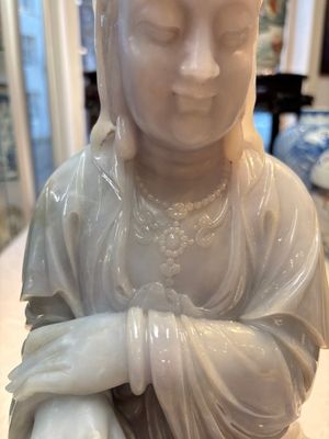 An exceptional and large Chinese carved pale lavender jadeite Guanyin on a wooden stand, Republic — 照片 8