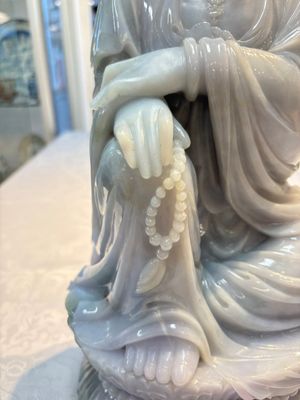 An exceptional and large Chinese carved pale lavender jadeite Guanyin on a wooden stand, Republic — 照片 9