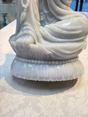 An exceptional and large Chinese carved pale lavender jadeite Guanyin on a wooden stand, Republic — 照片 10