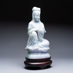 An exceptional and large Chinese carved pale lavender jadeite Guanyin on a wooden stand, Republic — 照片 1